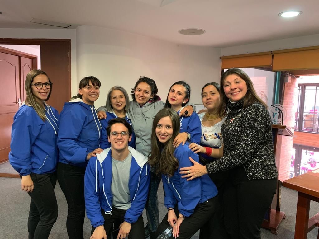 Grupo de 6 Licenciadas y 1 Licenciado en Formación; visten con chaqueta azul con logo de Pradif, acompañan el grupo las Docentes Margarita Ochoa y Libia Velez.