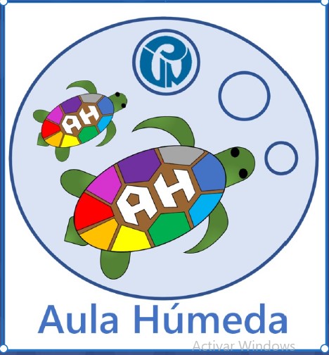 Consiste en un círculo que contiene dos tortugas -una grande y otra más pequeña- simbolizando el acompañamiento permanente en el proceso, principalmente de los cuidadores, como condición de base. Esto permite compartir el saber de la experiencia y construir juntos. En su interior, las tortugas muestran 9 escudos de distintos colores, lo que simboliza los principios de Aula Húmeda. Hay tres burbujas en la mayor de las cuáles está el logo -moneda de la UPN, simbolizando el apoyo y el oxígeno que nos da la Universidad para el desarrollo del proyecto. Las tortugas representan lo anfibio (entre la tierra y el agua), la resistencia en relación con la vulnerabilidad, la sabiduría y la paciencia.